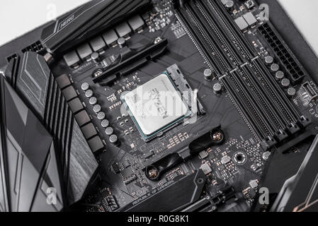 Prozessor Ryzen 7 2700X vor dem Hintergrund einer computer Motherboard Asus rog Fadenkreuz vii Held. Stockfoto