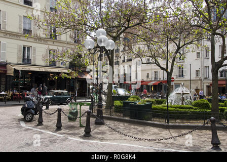 Ein Brunnen steht in der Mitte des Place de la Contrescarpe, ein Quadrat von Geschäften und Cafés in der Rue Mouffetard, Paris, Frankreich. Stockfoto
