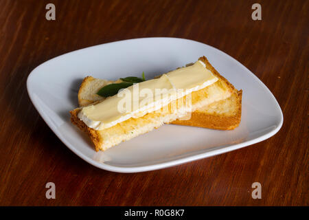 Sandwith mit Brie Käse über Holz- Hintergrund Stockfoto