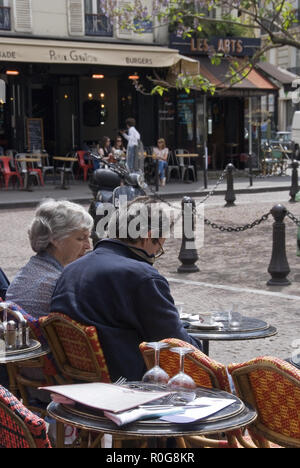 Ein paar hat Kaffee in einem Café auf dem Place de la Contrescarpe, der Schwerpunkt der Rue Mouffetard, Paris, Frankreich. Stockfoto