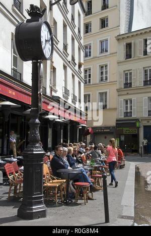 Die Menschen Essen und Trinken in einem Café auf dem Place de la Contrescarpe, der Schwerpunkt der Rue Mouffetard, Paris, Frankreich. Stockfoto