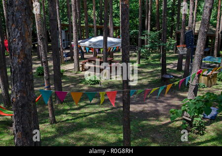 Sommer Kind öffentliche Biwak mit Alkoven und Basketball sport Gericht oder Arena im Nadelwald, in der Nähe von Pasarel Dorf, Bulgarien Stockfoto