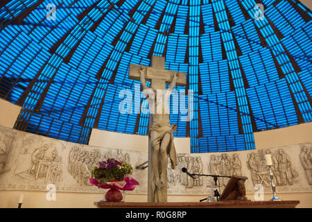 Kruzifix von Tschechischen Bildhauer Josef Václav Myslbek auf dem Hauptaltar der Gemeinde Haus der Tschechoslowakischen hussitischen Kirche (Husův sbor) entworfen von Tschechischen modernistischen Architekten Frantisek Kubelka (1935-1937) im Stadtteil Holešovice in Prag, Tschechische Republik. Stockfoto