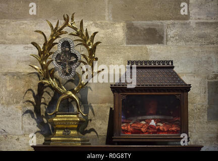 Reliquiar mit Knochen des Seligen Prinzessin Pribyslava (L) und der Schädel des Heiligen Lucidus (R) auf die Anzeige in der Reliquien Kapelle in Saint Vitus Kathedrale in der Prager Burg in Prag, Tschechische Republik. Gesegnet Prinzessin Pribyslava war eine der Schwestern des heiligen Wenzel von Böhmen. Der Schädel des Heiligen Lucidus wurde durch Papst Benedikt XIII. im Jahre 1719 vorgestellt. Stockfoto