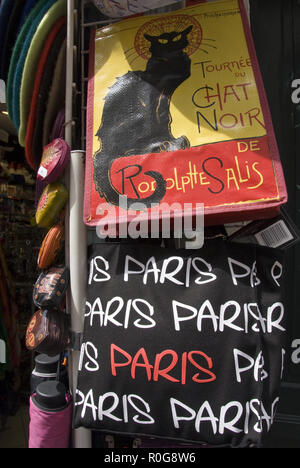 Souvenir Paris Taschen für den Verkauf in einem Laden in der Rue Mouffetard, einer beliebten Straße von Cafés, Bars, Geschäfte und Märkte, Paris, Frankreich. Stockfoto