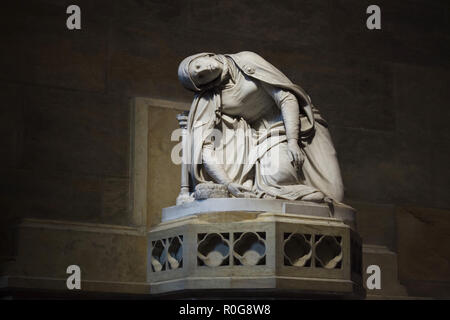 Der hl. Ludmilla von Böhmen. Carrara Marmor statue von tschechisch-deutschen neoklassizistischen Bildhauers Emanuel Max (1844-1846) in Saint Vitus Kathedrale in der Prager Burg in Prag, Tschechische Republik. Stockfoto