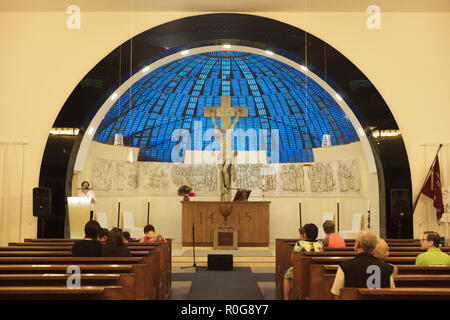 Kruzifix von Tschechischen Bildhauer Josef Václav Myslbek auf dem Hauptaltar der Gemeinde Haus der Tschechoslowakischen hussitischen Kirche (Husův sbor) entworfen von Tschechischen modernistischen Architekten Frantisek Kubelka (1935-1937) im Stadtteil Holešovice in Prag, Tschechische Republik. Stockfoto