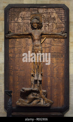 Holz- Kreuzigung von Tschechischen symbolisten Bildhauer František Bílek (1899) in Saint Vitus Kathedrale in der Prager Burg in Prag, Tschechische Republik. Stockfoto