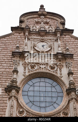 Eine Reihe von Stein, Schnitzen von Christus und Seinen Jüngern Statuen über dem Eingang der Kirche in der Benediktinerabtei von Santa Maria de Montserrat Stockfoto