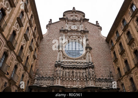 Eine Reihe von Stein, Schnitzen von Christus und Seinen Jüngern Statuen über dem Eingang der Kirche in der Benediktinerabtei von Santa Maria de Montserrat Stockfoto