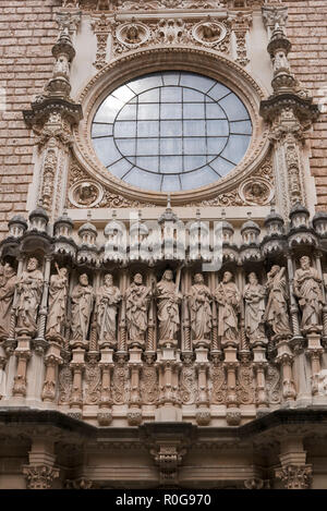 Eine Reihe von Stein, Schnitzen von Christus und Seinen Jüngern Statuen über dem Eingang der Kirche in der Benediktinerabtei von Santa Maria de Montserrat Stockfoto