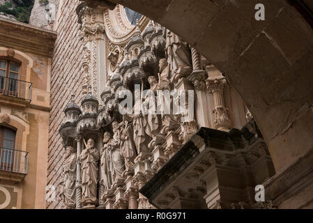 Eine Reihe von Stein, Schnitzen von Christus und Seinen Jüngern Statuen über dem Eingang der Kirche in der Benediktinerabtei von Santa Maria de Montserrat Stockfoto