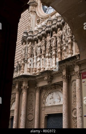 Eine Reihe von Stein, Schnitzen von Christus und Seinen Jüngern Statuen über dem Eingang der Kirche in der Benediktinerabtei von Santa Maria de Montserrat Stockfoto