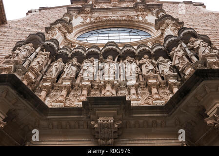 Eine Reihe von Stein, Schnitzen von Christus und Seinen Jüngern Statuen über dem Eingang der Kirche in der Benediktinerabtei von Santa Maria de Montserrat Stockfoto