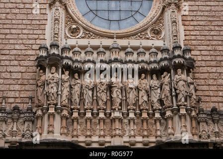 Eine Reihe von Stein, Schnitzen von Christus und Seinen Jüngern Statuen über dem Eingang der Kirche in der Benediktinerabtei von Santa Maria de Montserrat Stockfoto