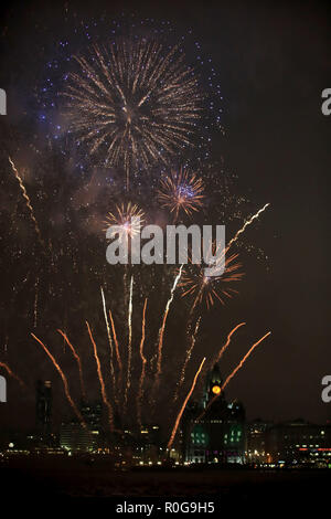 Feuerwerk explodieren über den Mersey als Teil der Fluss des Lichts Festival, ein Feuerwerk und Licht Kunst Installation von Liverpool und Wirral Stadträte gehostet werden. Stockfoto