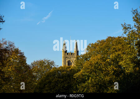 Die Kirche der Heiligen Jungfrau Maria in Prittlewell ist die Mutterkirche des wachsenden Bezirks Southend. Frühherbstbäume, Herbstfarben. Copyspace Stockfoto