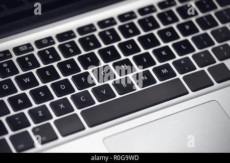 Nahaufnahme der Laptop Tastatur mit dem Licht auf die Tasten Metallgehäuse Stockfoto