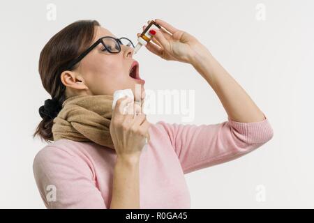 Frau Tropfen Tropfen für die Nase. Weißer Hintergrund Stockfoto