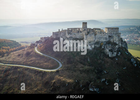 Antenne vier von Spis Schloss - einer der größten europäischen Burgen und Schlösser in der Slowakei Stockfoto