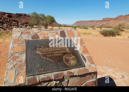 Twyfelfontein Namibia - UNESCO-Plakette aty am Eingang zum Weltkulturerbe Twyfelfontein, Damaraland Namibia Afrika Stockfoto