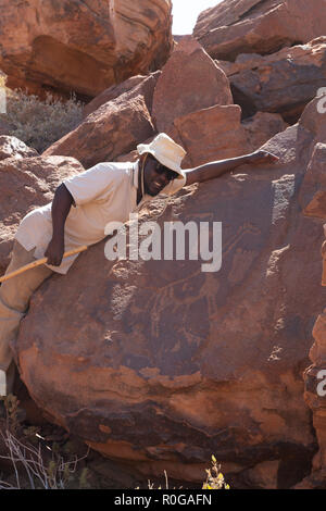 Namibia Reiseführer zeigt Touristen alten Felsgravuren der Buschmänner, Twyfelfontein, UNESCO-Weltkulturerbe Namibia Afrika Stockfoto