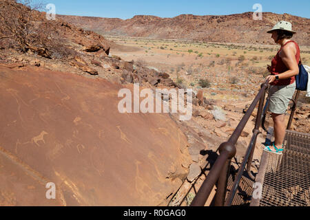 Namibia touristische Blick auf die alten Felsgravuren der Buschmänner am UNESCO-Weltkulturerbe Twyfelfontein, Damaraland, Namibia Afrika Stockfoto