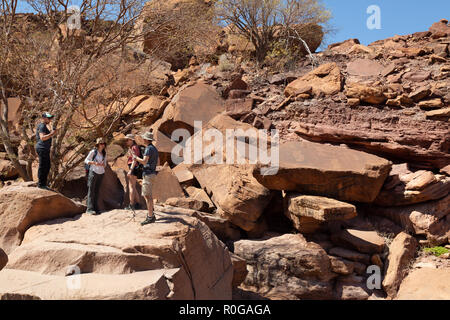 Namibia Touristen bei Twyfelfontein UNESCO Weltkulturerbe an der alten Buschmänner Felszeichnungen, Twyfelfontein, Kunene, Damaraland, Namibia suchen Stockfoto