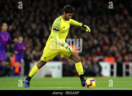 Liverpool Alisson Torwart Becker während der Premier League match Im Emirates Stadium, London. PRESS ASSOCIATION Foto. Bild Datum: Samstag, November 3, 2018. Siehe PA-Geschichte Fußball Arsenal. Photo Credit: Jonathan Brady/PA-Kabel. Einschränkungen: EDITORIAL NUR VERWENDEN Keine Verwendung mit nicht autorisierten Audio-, Video-, Daten-, Spielpläne, Verein/liga Logos oder "live" Dienstleistungen. On-line-in-Match mit 120 Bildern beschränkt, kein Video-Emulation. Keine Verwendung in Wetten, Spiele oder einzelne Verein/Liga/player Publikationen. Stockfoto