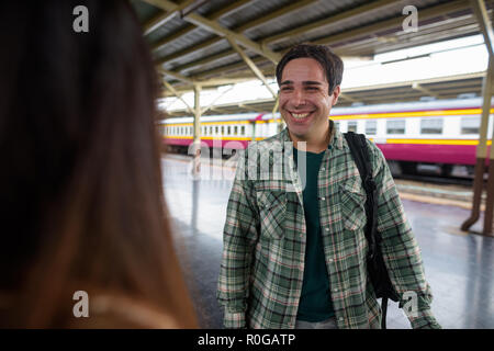 Touristische Mann und junge asiatische tourist Frau zusammen am Bahnhof Stockfoto
