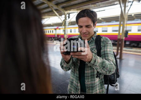 Mann, Fotograf, Bild der Frau in der Bahnhof Stockfoto