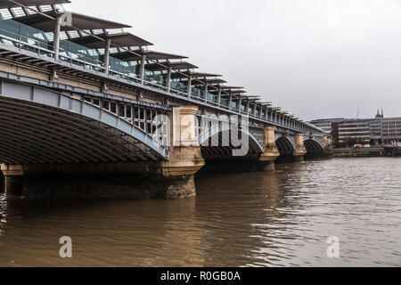 Eine neblige, Misty Blick über die Blackfriars Railway Bridge in London, England, Großbritannien Stockfoto