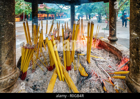 Buddhistisches Gebet sticks brennen in der Pfanne im Po Lin Kloster, Lantau Island, Hong Kong Stockfoto