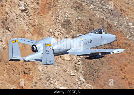 Fairchild A-10 Thunderbolt II C durch die US Luft Kraft 10 Demonstration Team aus der 355 FW geflogen am Davis Monthan AFB im Death Valley während 2018 Stockfoto