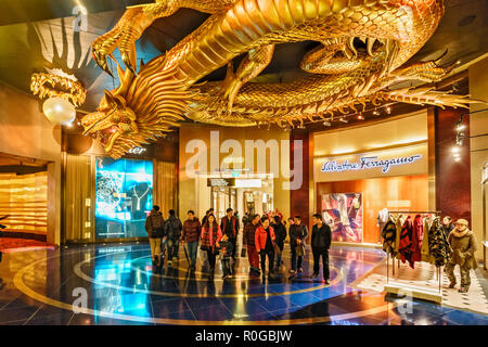 Macau - Januar 24, 2016: Stadt der Träume Casino interior in Macau. Metallischen Skulptur von Golden Dragon jagen flaming Pearl Stockfoto