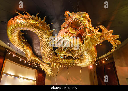Macau - Januar 24, 2016: Stadt der Träume Casino interior in Macau. Metallischen Skulptur von Golden Dragon jagen flaming Pearl Stockfoto
