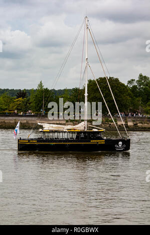 ROUEN, Frankreich - Juli ca. 2016. Ende der Armada in Rouen, Boote galleon Schiffe auf dem Fluss Seine. Differents Marine Transport zu Ihrem c Stockfoto