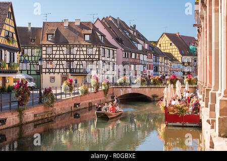 Colmar Bootstour La Terrasse du Marche Restaurant und farbenfrohe Holzhäuser in der fischhändler Bezirk, Colmar, Elsass, Frankreich gerahmt Stockfoto