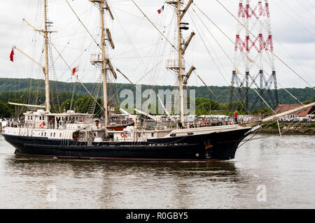 ROUEN, Frankreich - Juli ca. 2016. Ende der Armada in Rouen, Boote galleon Schiffe auf dem Fluss Seine. Differents Marine Transport zu Ihrem c Stockfoto