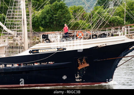 ROUEN, Frankreich - Juli ca. 2016. Ende der Armada in Rouen, Boote galleon Schiffe auf dem Fluss Seine. Differents Marine Transport zu Ihrem c Stockfoto