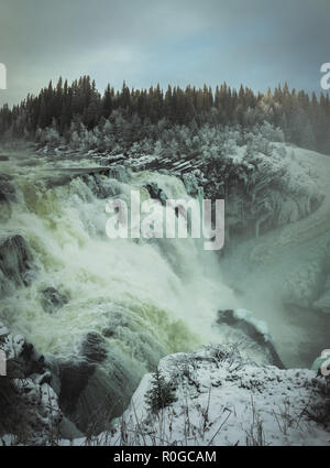 Gefrorenen Wasserfall Tannforsen. Winterlandschaft und Vereisung auf dieser grössten Schwedischen Wasserfall. Stockfoto
