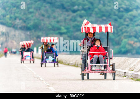 Hongkong, China - Januar 23, 2016: regenpfeifer Cove damb ist beliebter Ort für Freizeitaktivitäten im Freien mit aktiven Chinesen, die Familie verbringen Weeke Stockfoto