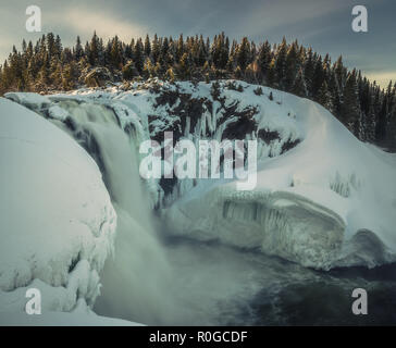 Gefrorenen Wasserfall Tannforsen. Winterlandschaft und Vereisung auf dieser grössten Schwedischen Wasserfall. Stockfoto