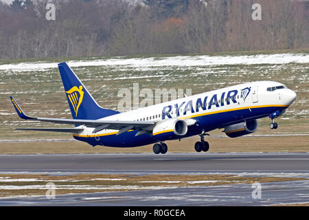 Ryanair Boeing 737-800 Abflug vom Flughafen Birmingham im Jahr 2018 Stockfoto