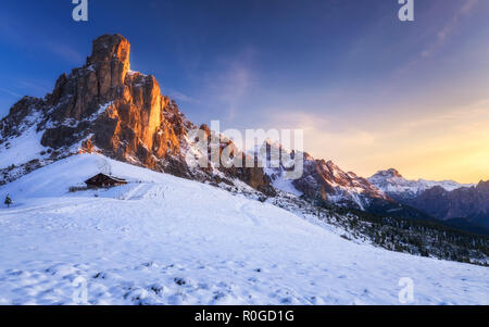 Fantastische Winterlandschaft, Passo Giau mit berühmten Ra Gusela, Nuvolau Gipfeln im Hintergrund, Dolomiten, Italien, Europa Stockfoto