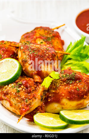 Calamari. Gefüllte Squid Tubes mit Tomatensauce. Stockfoto