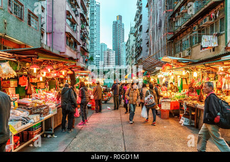 Hong Kong, China - 18. Januar 2016: Ladies Market in Mong Kok. Menschen Einkaufen in der Hauptstraße. Abends Hong Kong Stadtbild Stockfoto
