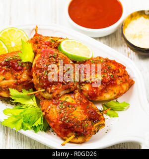 Calamari. Gefüllte Squid Tubes mit Tomatensauce. Stockfoto