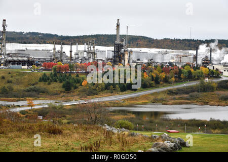 Eine herbstliche Landschaft eines Abschnitts des Irving Oil Raffinerie nach der Explosion und dem Brand am 6 2018. Oktober In der Stadt Saint John New Brunswick ca. Stockfoto