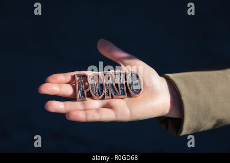 Frauen Hand Porto magnet Souvenir mit Porto in Portugal. Stockfoto